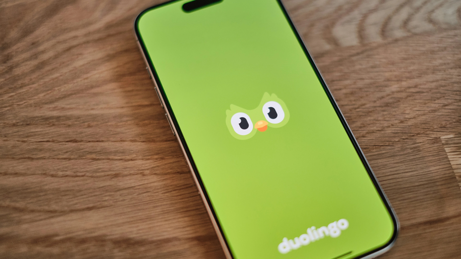 Duolingo, AI 중심 회사로 탈바꿈, 계약자를 AI로 대체